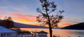 Situation exceptionnelle pour ce cosy studio avec terrasse SUR LAC, dans résidence avec PLAGE et ponton PRIVEE